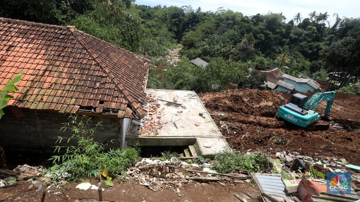 Warga tidur di rumah yang rusak akibat guncangan gempa berkekuatan 5,6 magnitudo (M) di Kampung Cijedil, desa Cijedil, Kecamatan Cugenang, Cianjur, Selasa (22/11/2022). Warga tidur di rumah yang rusak akibat guncangan gempa berkekuatan 5,6 magnitudo (M) di Kampung Cijedil, desa Cijedil, Kecamatan Cugenang, Cianjur, Selasa (22/11/2022). (CNBC Indonesia/Andrean Kristianto)