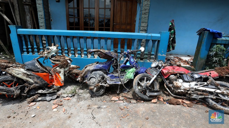 Warga tidur di rumah yang rusak akibat guncangan gempa berkekuatan 5,6 magnitudo (M) di Kampung Cijedil, desa Cijedil, Kecamatan Cugenang, Cianjur, Selasa (22/11/2022). Warga tidur di rumah yang rusak akibat guncangan gempa berkekuatan 5,6 magnitudo (M) di Kampung Cijedil, desa Cijedil, Kecamatan Cugenang, Cianjur, Selasa (22/11/2022). (CNBC Indonesia/Andrean Kristianto)