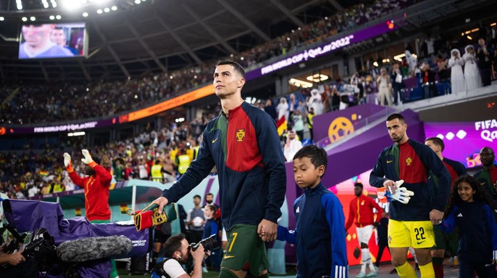 1444280251 DOHA, QATAR - NOVEMBER 24: Cristiano Ronaldo of Portugal walks on the pitch prior to the FIFA World Cup Qatar 2022 Group H match between Portugal and Ghana at Stadium 974 on November 24, 2022 in Doha, Qatar. (Photo by Marvin Ibo Guengoer - GES Sportfoto/Getty Images)