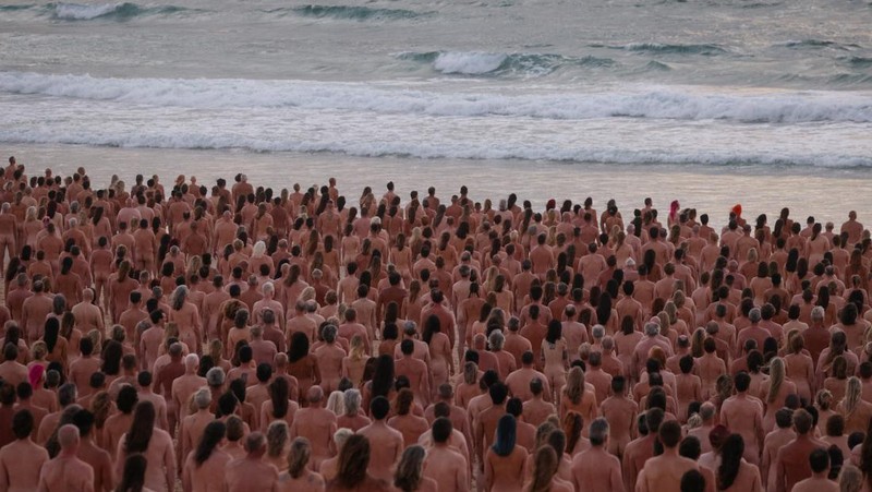 People stand naked as part of artist Spencer Tunick's art installation to raise awareness of skin cancer and encourage people to have their skin checked, at Bondi Beach in Sydney, Australia, November 26, 2022.  REUTERS/Loren Elliott  EDITORIAL USE ONLY.