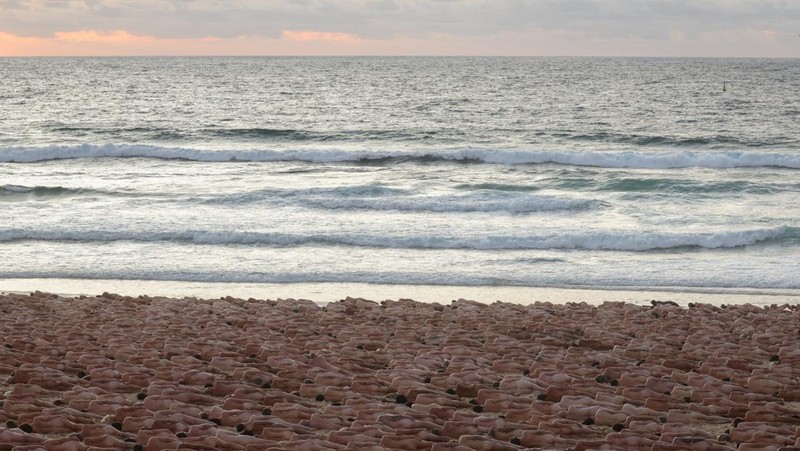 People stand naked as part of artist Spencer Tunick's art installation to raise awareness of skin cancer and encourage people to have their skin checked, at Bondi Beach in Sydney, Australia, November 26, 2022.  REUTERS/Loren Elliott  EDITORIAL USE ONLY.