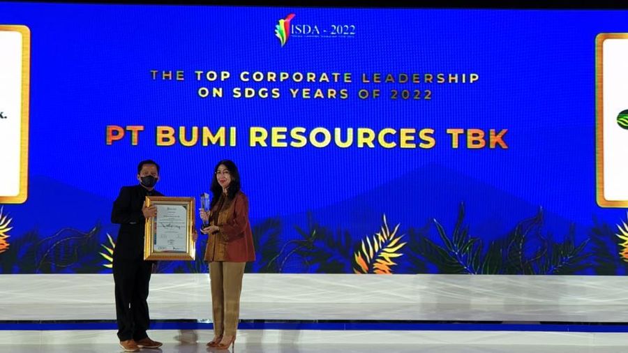 Penghargaan Top Corporate Leadership on SDGs
Year of 2022 diterima oleh Direktur BUMI, R.A. Sri Dharmayanti (kanan).