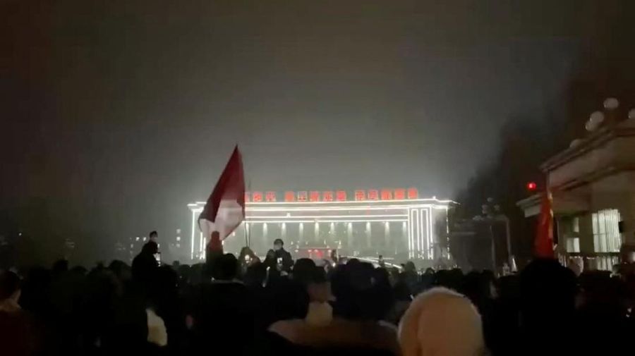 Protests against coronavirus disease (COVID-19) outbreak measures in Urumqi city, Xinjiang Uygur, China in this screen grab obtained from a video released November 25, 2022. Video obtained by Reuters/via REUTERS  THIS IMAGE HAS BEEN SUPPLIED BY A THIRD PARTY. NO RESALES. NO ARCHIVES.