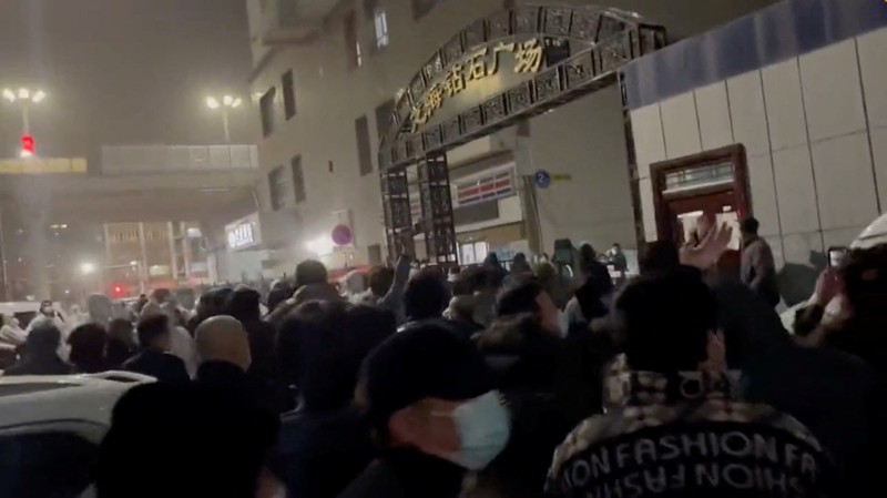 Protests against coronavirus disease (COVID-19) outbreak measures in Urumqi city, Xinjiang Uygur, China in this screen grab obtained from a video released November 25, 2022. Video obtained by Reuters/via REUTERS  THIS IMAGE HAS BEEN SUPPLIED BY A THIRD PARTY. NO RESALES. NO ARCHIVES.
