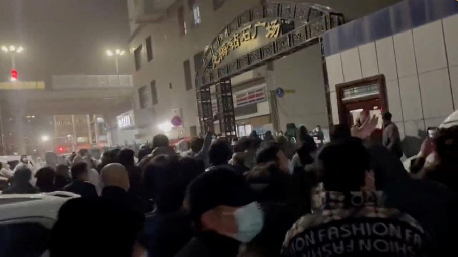 Protests against coronavirus disease (COVID-19) outbreak measures in Urumqi city, Xinjiang Uygur, China in this screen grab obtained from a video released November 25, 2022. Video obtained by Reuters/via REUTERS  THIS IMAGE HAS BEEN SUPPLIED BY A THIRD PARTY. NO RESALES. NO ARCHIVES.