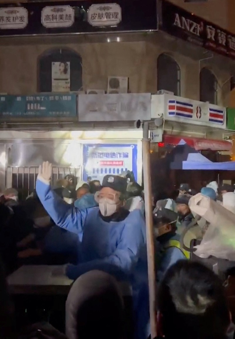 Protests against coronavirus disease (COVID-19) outbreak measures in Urumqi city, Xinjiang Uygur, China in this screen grab obtained from a video released November 25, 2022. Video obtained by Reuters/via REUTERS  THIS IMAGE HAS BEEN SUPPLIED BY A THIRD PARTY. NO RESALES. NO ARCHIVES.