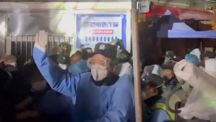 Protests against coronavirus disease (COVID-19) outbreak measures in Urumqi city, Xinjiang Uygur, China in this screen grab obtained from a video released November 25, 2022. Video obtained by Reuters/via REUTERS  THIS IMAGE HAS BEEN SUPPLIED BY A THIRD PARTY. NO RESALES. NO ARCHIVES.