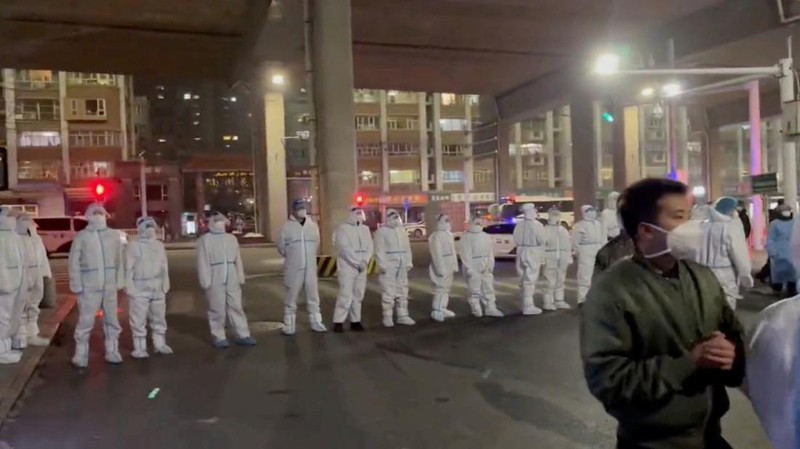 Protests against coronavirus disease (COVID-19) outbreak measures in Urumqi city, Xinjiang Uygur, China in this screen grab obtained from a video released November 25, 2022. Video obtained by Reuters/via REUTERS  THIS IMAGE HAS BEEN SUPPLIED BY A THIRD PARTY. NO RESALES. NO ARCHIVES.