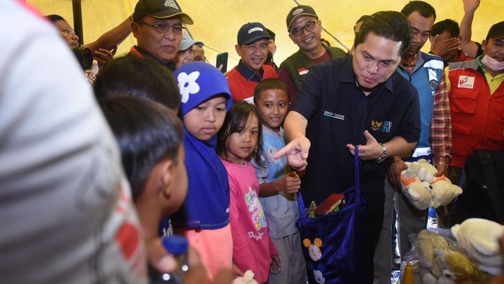 Menteri BUMN di Posko Bantuan Korban Gempa Cianjur Menteri BUMN di Posko Bantuan Korban Gempa Cianjur.