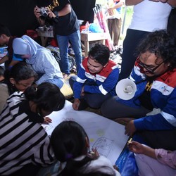 Pekerja Pertamina Ajak Anak Korban Gempa Cianjur Hapus Trauma