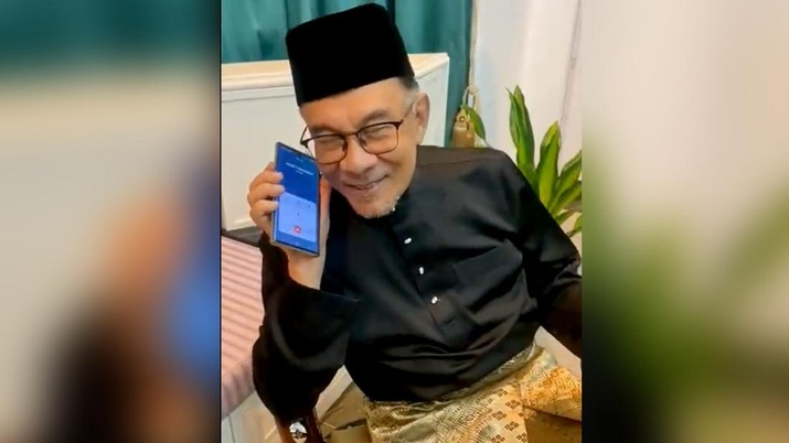 PM Malaysia Anwar Ibrahim menerima telepon dari Presiden RI Jokowi (Tangkapan Layar Twitter/@anwaribrahim)