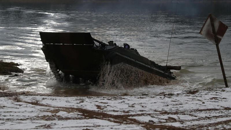 Polish Infantry fighting vehicle BWP crosses the lake during TUMAK-22 NATO exercises in an area known as the Suwalki Gap, of crucial significance to the security of the alliance's eastern flank, at a polygon in Klusy, Poland November 25, 2022. REUTERS/Kacper Pempel