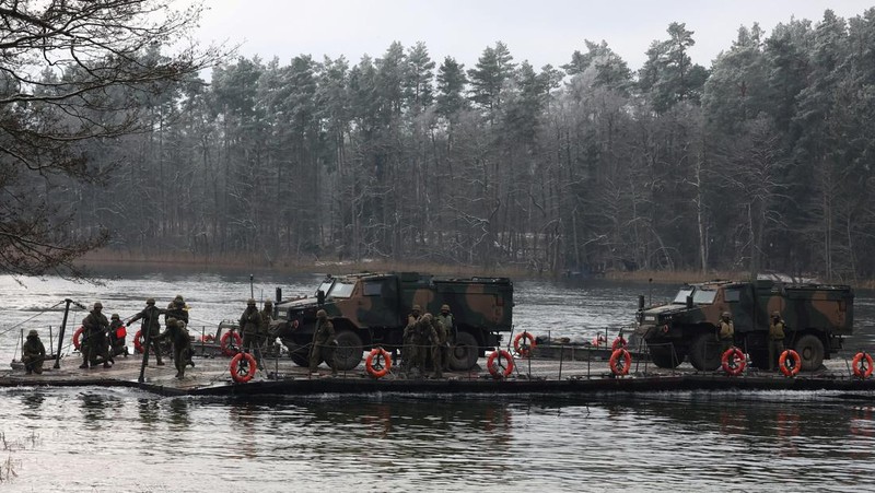 Polish Infantry fighting vehicle BWP crosses the lake during TUMAK-22 NATO exercises in an area known as the Suwalki Gap, of crucial significance to the security of the alliance's eastern flank, at a polygon in Klusy, Poland November 25, 2022. REUTERS/Kacper Pempel