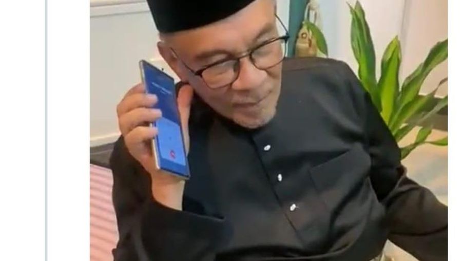 Perdana Menteri Malaysia Anwar Ibrahim tak sengaja menunjukkan nomor ponsel Presiden RI Joko Widodo.