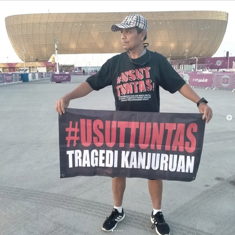 Aremania ini bernama Harie Pandiono. Ia datang ke venue Piala Dunia 2022 di Qatar, dan menggelar aksi solidaritas untuk Aremania di Tanah Air. Aremania ini bernama Harie Pandiono. Ia datang ke venue Piala Dunia 2022 di Qatar, dan menggelar aksi solidaritas untuk Aremania di Tanah Air. (Dok. Instagram @harie_pandiono_paimin)