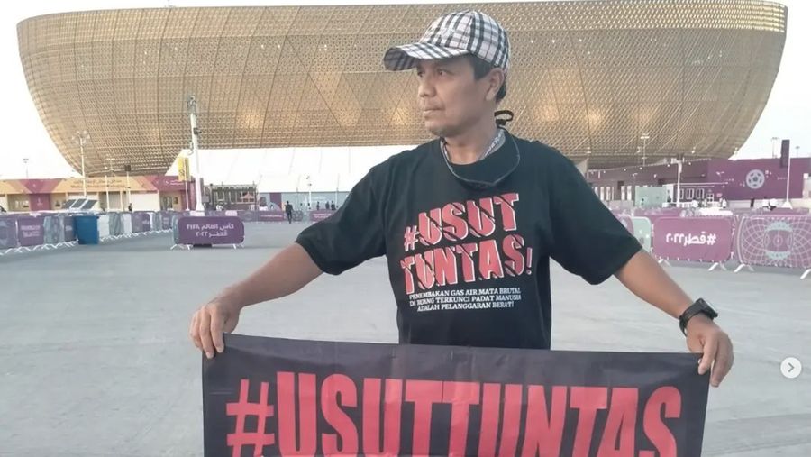 Aremania ini bernama Harie Pandiono. Ia datang ke venue Piala Dunia 2022 di Qatar, dan menggelar aksi solidaritas untuk Aremania di Tanah Air. (Dok. Instagram @harie_pandiono_paimin)
