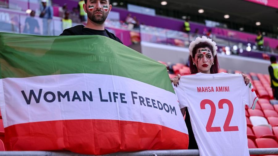 Fans Iran protes dengan bendera, spanduk dengan slogan Woman Life Freedom setelah kematian Mahsa Amini untuk hak-hak perempuan di Iran sebelum pertandingan Piala Dunia FIFA Qatar 2022 Grup B antara Wales dan IR Iran di Stadion Ahmad Bin Ali pada 25 November 2022 di Doha, Qatar. (Harry Langer/DeFodi Images via Getty Images)