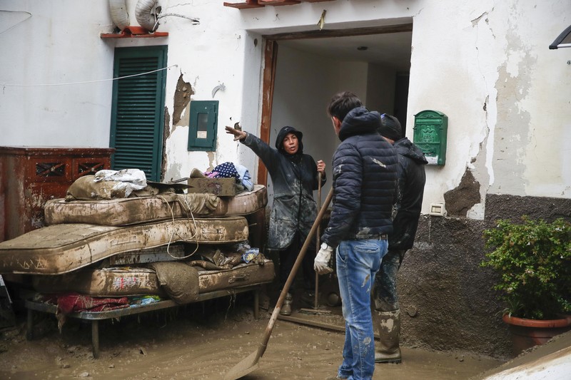 Tim penyelamat bekerja di lokasi tanah longsor di pulau liburan Italia Ischia, Italia 27 November 2022. (REUTERS/Ciro De Luca)