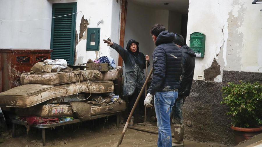 Tim penyelamat bekerja di lokasi tanah longsor di pulau liburan Italia Ischia, Italia 27 November 2022. (REUTERS/Ciro De Luca)