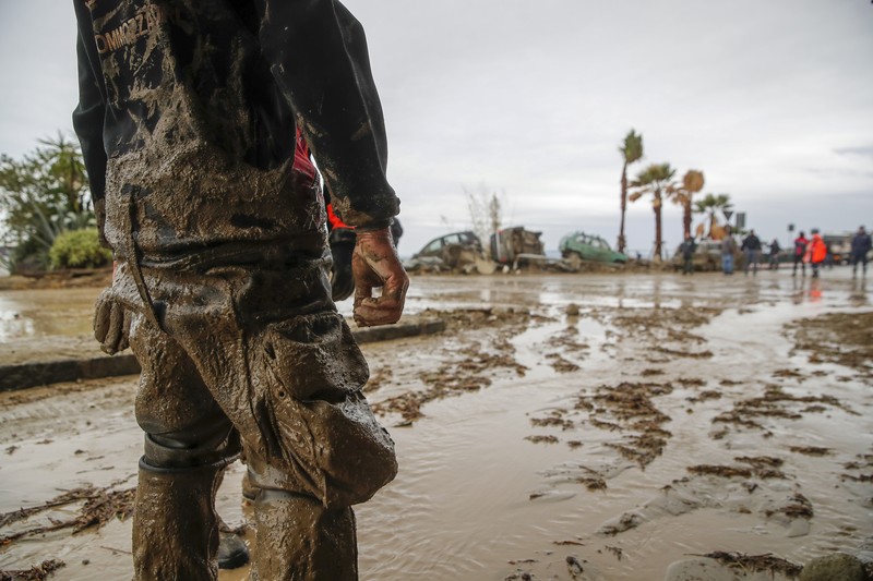 Tim penyelamat bekerja di lokasi tanah longsor di pulau liburan Italia Ischia, Italia 27 November 2022. (REUTERS/Ciro De Luca)
