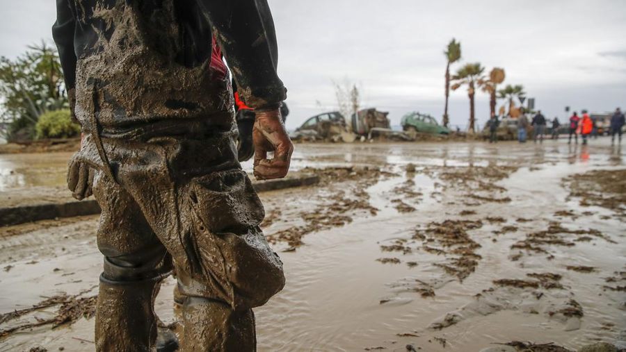 Tim penyelamat bekerja di lokasi tanah longsor di pulau liburan Italia Ischia, Italia 27 November 2022. (REUTERS/Ciro De Luca)