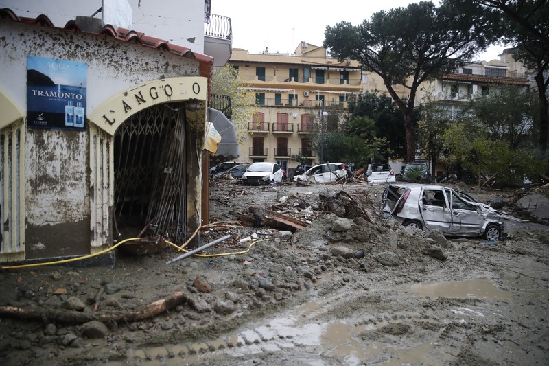 Tim penyelamat bekerja di lokasi tanah longsor di pulau liburan Italia Ischia, Italia 27 November 2022. Tim penyelamat bekerja di lokasi tanah longsor di pulau liburan Italia Ischia, Italia 27 November 2022. (REUTERS/Ciro De Luca)