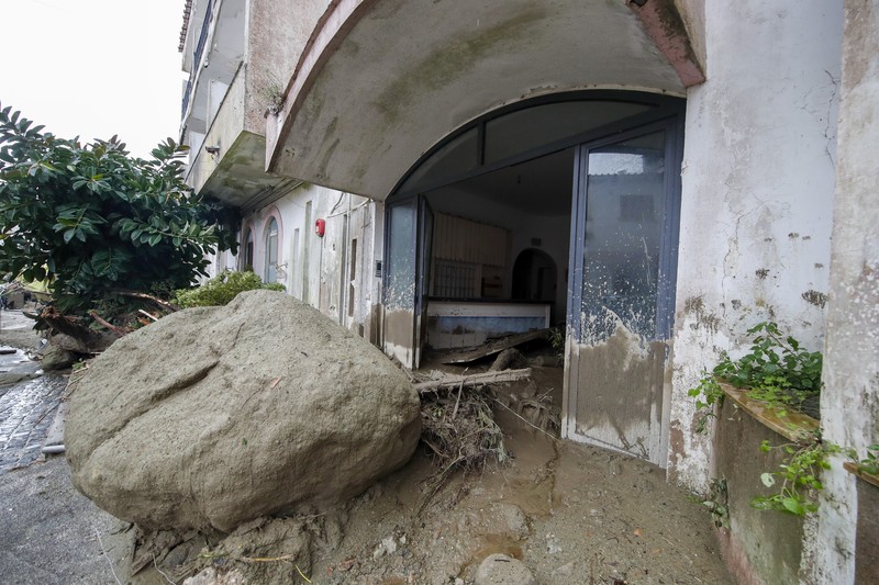 Tim penyelamat bekerja di lokasi tanah longsor di pulau liburan Italia Ischia, Italia 27 November 2022. (REUTERS/Ciro De Luca)