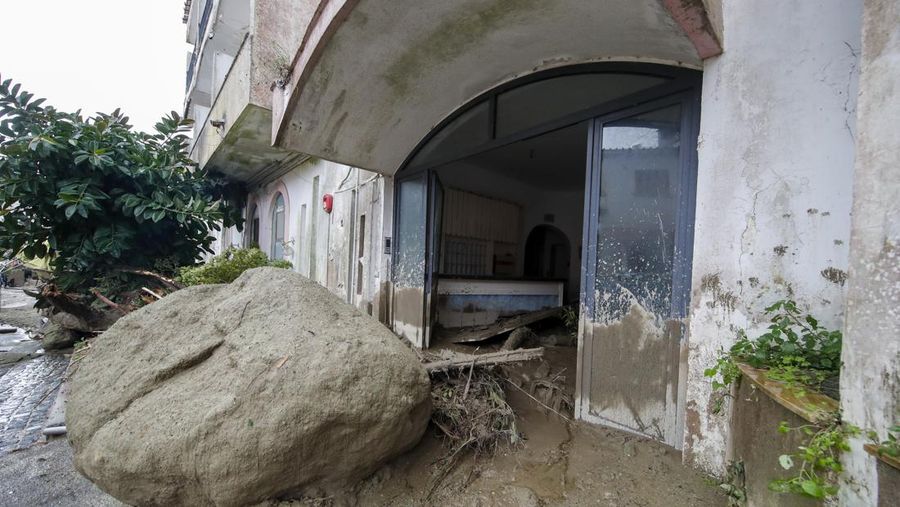 Tim penyelamat bekerja di lokasi tanah longsor di pulau liburan Italia Ischia, Italia 27 November 2022. (REUTERS/Ciro De Luca)
