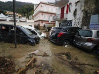 Potret Longsor di Italia, Mobil dan Rumah Terseret ke Laut