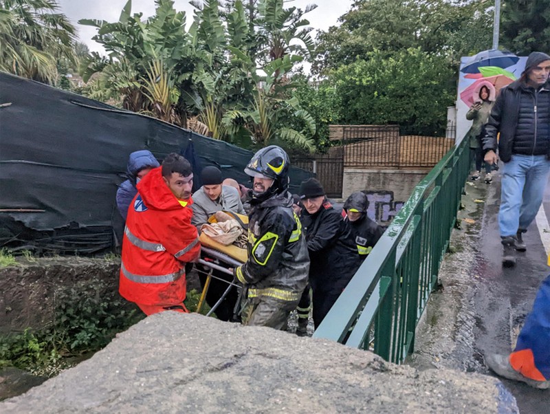 Tim penyelamat bekerja di lokasi tanah longsor di pulau liburan Italia Ischia, Italia 27 November 2022. (REUTERS/Ciro De Luca)