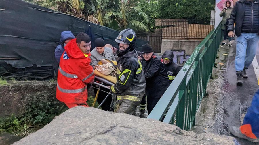 Tim penyelamat bekerja di lokasi tanah longsor di pulau liburan Italia Ischia, Italia 27 November 2022. (REUTERS/Ciro De Luca)