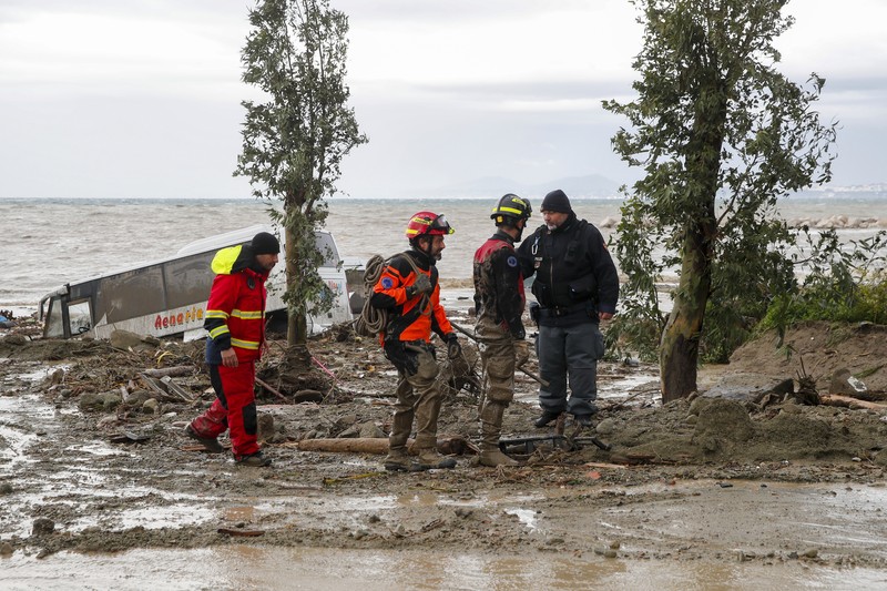 Tim penyelamat bekerja di lokasi tanah longsor di pulau liburan Italia Ischia, Italia 27 November 2022. (REUTERS/Ciro De Luca)