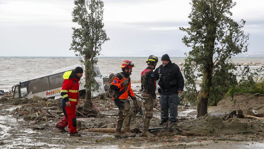 Tim penyelamat bekerja di lokasi tanah longsor di pulau liburan Italia Ischia, Italia 27 November 2022. (REUTERS/Ciro De Luca)