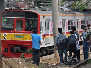 Ada Gangguan Pintu, KRL Masuk Stasiun Pasar Minggu Tertahan