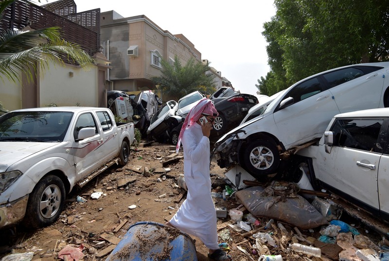 Mobil-mobil yang hanyut oleh banjir bandang akibat hujan lebat menumpuk di sebuah gang di kota pesisir Saudi Jeddah pada 25 November 2022. Mobil-mobil yang hanyut oleh banjir bandang akibat hujan lebat menumpuk di sebuah gang di kota pesisir Saudi Jeddah pada 25 November 2022. - Sedikitnya dua orang tewas kemarin saat hujan lebat melanda Arab Saudi bagian barat, termasuk kota pesisir Jeddah, menunda perjalanan. penerbangan dan memaksa sekolah untuk tutup, kata para pejabat. (AMER HILABI/AFP via Getty Images)