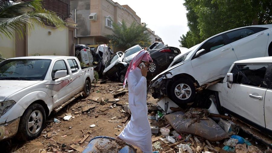 Mobil-mobil yang hanyut oleh banjir bandang akibat hujan lebat menumpuk di sebuah gang di kota pesisir Saudi Jeddah pada 25 November 2022. - Sedikitnya dua orang tewas kemarin saat hujan lebat melanda Arab Saudi bagian barat, termasuk kota pesisir Jeddah, menunda perjalanan. penerbangan dan memaksa sekolah untuk tutup, kata para pejabat. (AMER HILABI/AFP via Getty Images)