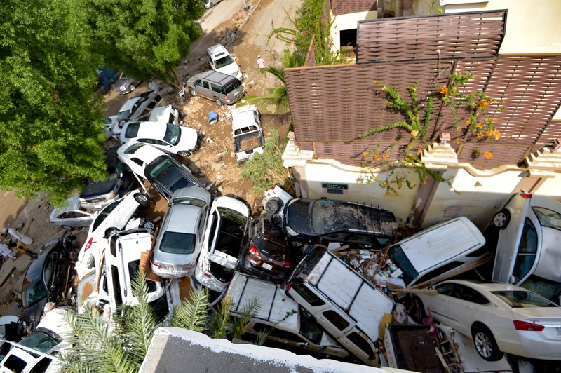 Mobil-mobil yang hanyut oleh banjir bandang akibat hujan lebat menumpuk di sebuah gang di kota pesisir Saudi Jeddah pada 25 November 2022. Mobil-mobil yang hanyut oleh banjir bandang akibat hujan lebat menumpuk di sebuah gang di kota pesisir Saudi Jeddah pada 25 November 2022. - Sedikitnya dua orang tewas kemarin saat hujan lebat melanda Arab Saudi bagian barat, termasuk kota pesisir Jeddah, menunda perjalanan. penerbangan dan memaksa sekolah untuk tutup, kata para pejabat. (AMER HILABI/AFP via Getty Images)