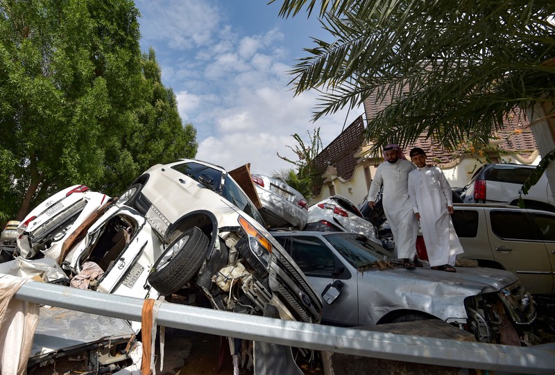 Mobil-mobil yang hanyut oleh banjir bandang akibat hujan lebat menumpuk di sebuah gang di kota pesisir Saudi Jeddah pada 25 November 2022. Mobil-mobil yang hanyut oleh banjir bandang akibat hujan lebat menumpuk di sebuah gang di kota pesisir Saudi Jeddah pada 25 November 2022. - Sedikitnya dua orang tewas kemarin saat hujan lebat melanda Arab Saudi bagian barat, termasuk kota pesisir Jeddah, menunda perjalanan. penerbangan dan memaksa sekolah untuk tutup, kata para pejabat. (AMER HILABI/AFP via Getty Images)