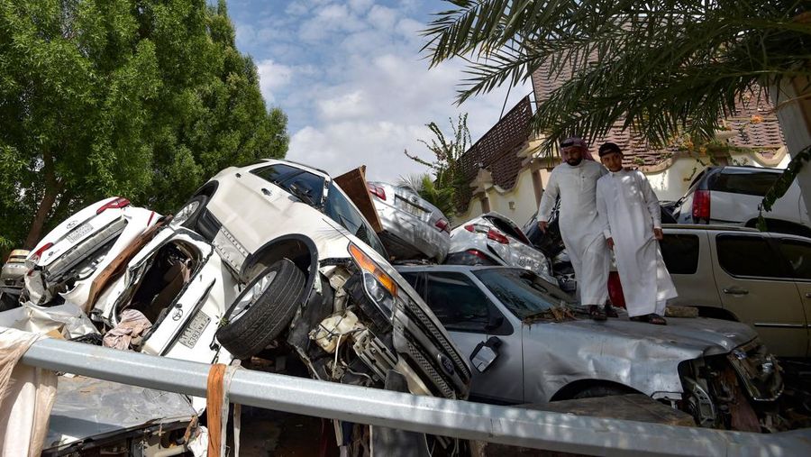 Mobil-mobil yang hanyut oleh banjir bandang akibat hujan lebat menumpuk di sebuah gang di kota pesisir Saudi Jeddah pada 25 November 2022. - Sedikitnya dua orang tewas kemarin saat hujan lebat melanda Arab Saudi bagian barat, termasuk kota pesisir Jeddah, menunda perjalanan. penerbangan dan memaksa sekolah untuk tutup, kata para pejabat. (AMER HILABI/AFP via Getty Images)