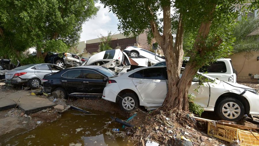 Mobil-mobil yang hanyut oleh banjir bandang akibat hujan lebat menumpuk di sebuah gang di kota pesisir Saudi Jeddah pada 25 November 2022. - Sedikitnya dua orang tewas kemarin saat hujan lebat melanda Arab Saudi bagian barat, termasuk kota pesisir Jeddah, menunda perjalanan. penerbangan dan memaksa sekolah untuk tutup, kata para pejabat. (AMER HILABI/AFP via Getty Images)