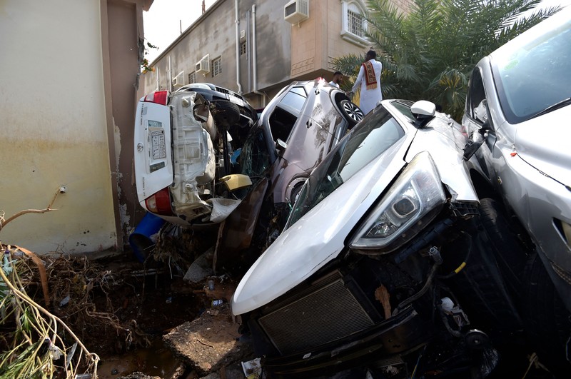 Mobil-mobil yang hanyut oleh banjir bandang akibat hujan lebat menumpuk di sebuah gang di kota pesisir Saudi Jeddah pada 25 November 2022. Mobil-mobil yang hanyut oleh banjir bandang akibat hujan lebat menumpuk di sebuah gang di kota pesisir Saudi Jeddah pada 25 November 2022. - Sedikitnya dua orang tewas kemarin saat hujan lebat melanda Arab Saudi bagian barat, termasuk kota pesisir Jeddah, menunda perjalanan. penerbangan dan memaksa sekolah untuk tutup, kata para pejabat. (AMER HILABI/AFP via Getty Images)