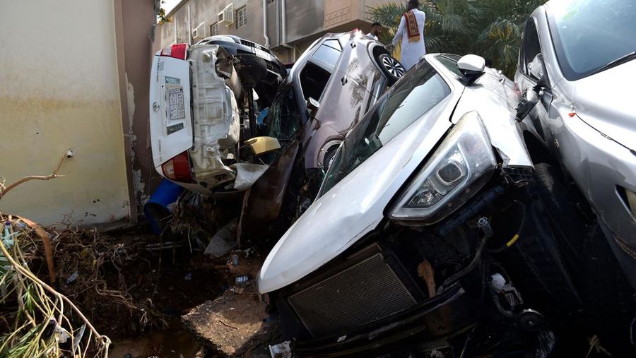 Mobil-mobil yang hanyut oleh banjir bandang akibat hujan lebat menumpuk di sebuah gang di kota pesisir Saudi Jeddah pada 25 November 2022. - Sedikitnya dua orang tewas kemarin saat hujan lebat melanda Arab Saudi bagian barat, termasuk kota pesisir Jeddah, menunda perjalanan. penerbangan dan memaksa sekolah untuk tutup, kata para pejabat. (AMER HILABI/AFP via Getty Images)