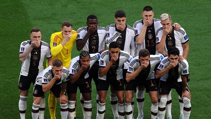 Para pemain Jerman berpose dengan tangan menutupi mulut mereka saat mereka berbaris untuk foto tim sebelum pertandingan Grup E Piala Dunia Qatar 2022 antara Jerman dan Jepang di Stadion Internasional Khalifa pada 23 November 2022 di Doha, Qatar. Para pemain Jerman berpose dengan tangan menutupi mulut mereka saat mereka berbaris untuk foto tim sebelum pertandingan Grup E Piala Dunia Qatar 2022 antara Jerman dan Jepang di Stadion Internasional Khalifa pada 23 November 2022 di Doha, Qatar. (Dean Mouhtaropoulos/Getty Images)