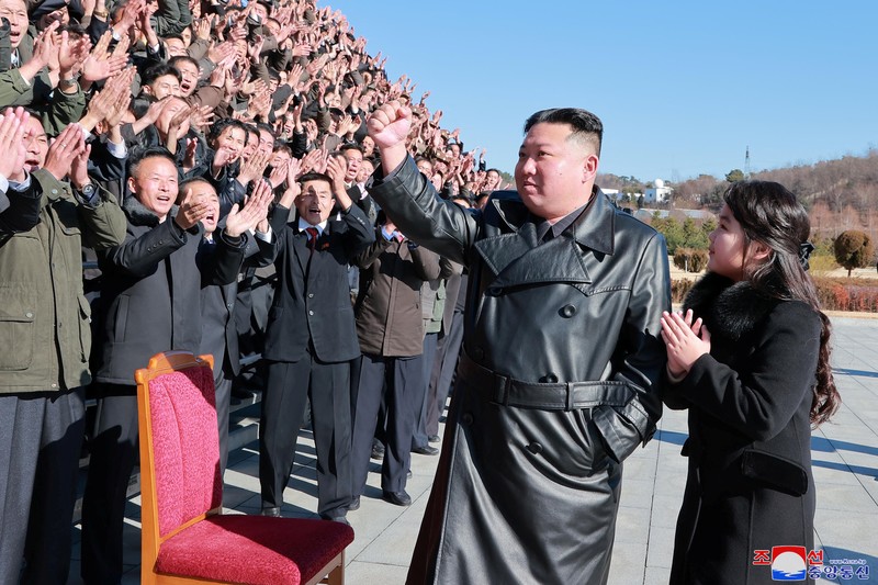 Pemimpin Korea Utara Kim Jong Un dan putrinya menghadiri sesi foto dengan para ilmuwan, insinyur, pejabat militer, dan lainnya yang terlibat dalam uji coba rudal balistik antarbenua (ICBM) Hwasong-17 yang baru di negara itu. Pemimpin Korea Utara Kim Jong Un dan putrinya menghadiri sesi foto dengan para ilmuwan, insinyur, pejabat militer, dan lainnya yang terlibat dalam uji coba rudal balistik antarbenua (ICBM) Hwasong-17 yang baru di negara itu dalam foto tak bertanggal yang dirilis pada 27 November , 2022. (Kantor Berita Pusat Korea Utara (KCNA) KCNA via REUTERS)
