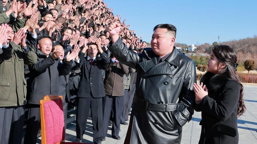 Pemimpin Korea Utara Kim Jong Un dan putrinya menghadiri sesi foto dengan para ilmuwan, insinyur, pejabat militer, dan lainnya yang terlibat dalam uji coba rudal balistik antarbenua (ICBM) Hwasong-17 yang baru di negara itu dalam foto tak bertanggal yang dirilis pada 27 November , 2022. (Kantor Berita Pusat Korea Utara (KCNA) KCNA via REUTERS)