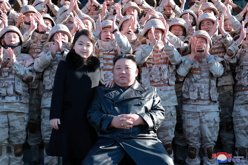 Pemimpin Korea Utara Kim Jong Un dan putrinya menghadiri sesi foto dengan para ilmuwan, insinyur, pejabat militer, dan lainnya yang terlibat dalam uji coba rudal balistik antarbenua (ICBM) Hwasong-17 yang baru di negara itu. Pemimpin Korea Utara Kim Jong Un dan putrinya menghadiri sesi foto dengan para ilmuwan, insinyur, pejabat militer, dan lainnya yang terlibat dalam uji coba rudal balistik antarbenua (ICBM) Hwasong-17 yang baru di negara itu dalam foto tak bertanggal yang dirilis pada 27 November , 2022. (Kantor Berita Pusat Korea Utara (KCNA) KCNA via REUTERS)