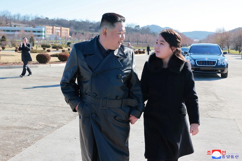 Pemimpin Korea Utara Kim Jong Un dan putrinya menghadiri sesi foto dengan para ilmuwan, insinyur, pejabat militer, dan lainnya yang terlibat dalam uji coba rudal balistik antarbenua (ICBM) Hwasong-17 yang baru di negara itu. Pemimpin Korea Utara Kim Jong Un dan putrinya menghadiri sesi foto dengan para ilmuwan, insinyur, pejabat militer, dan lainnya yang terlibat dalam uji coba rudal balistik antarbenua (ICBM) Hwasong-17 yang baru di negara itu dalam foto tak bertanggal yang dirilis pada 27 November , 2022. (Kantor Berita Pusat Korea Utara (KCNA) KCNA via REUTERS)