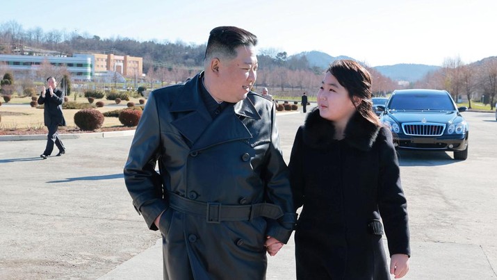 Pemimpin Korea Utara Kim Jong Un dan putrinya menghadiri sesi foto dengan para ilmuwan, insinyur, pejabat militer, dan lainnya yang terlibat dalam uji coba rudal balistik antarbenua (ICBM) Hwasong-17 yang baru di negara itu dalam foto tak bertanggal yang dirilis pada 27 November , 2022. (Kantor Berita Pusat Korea Utara (KCNA) KCNA via REUTERS)