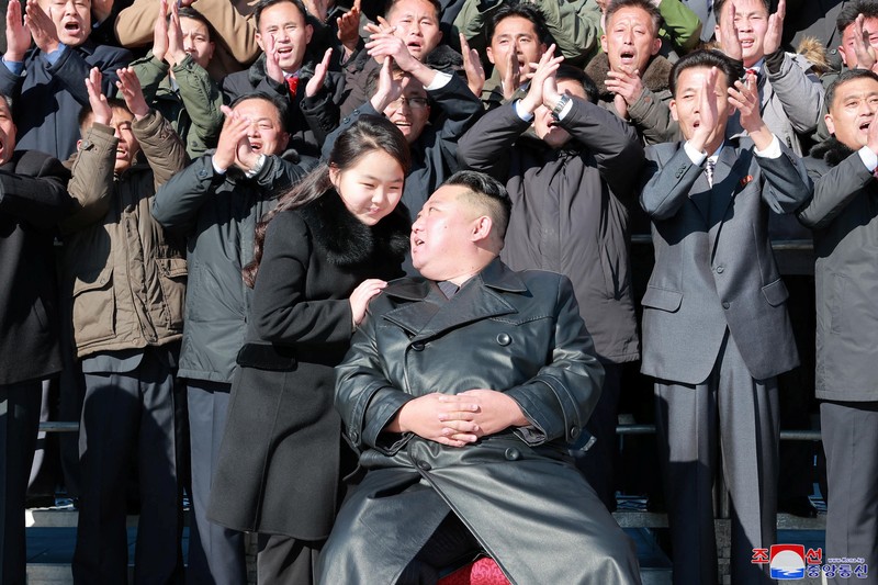 Pemimpin Korea Utara Kim Jong Un dan putrinya menghadiri sesi foto dengan para ilmuwan, insinyur, pejabat militer, dan lainnya yang terlibat dalam uji coba rudal balistik antarbenua (ICBM) Hwasong-17 yang baru di negara itu dalam foto tak bertanggal yang dirilis pada 27 November , 2022. (Kantor Berita Pusat Korea Utara (KCNA) KCNA via REUTERS)
