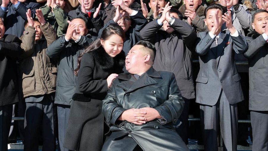 Pemimpin Korea Utara Kim Jong Un dan putrinya menghadiri sesi foto dengan para ilmuwan, insinyur, pejabat militer, dan lainnya yang terlibat dalam uji coba rudal balistik antarbenua (ICBM) Hwasong-17 yang baru di negara itu dalam foto tak bertanggal yang dirilis pada 27 November , 2022. (Kantor Berita Pusat Korea Utara (KCNA) KCNA via REUTERS)